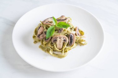 Mantarlı ıspanak fettuccine