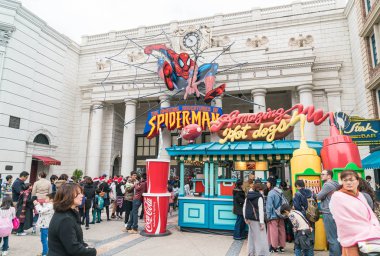 Osaka, Japonya - 21 Kasım 2016: Örümcek adam binmek, evrensel dünya o