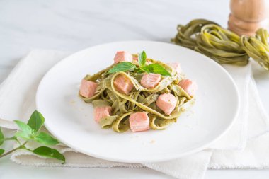 ıspanak fettuccine somon ile