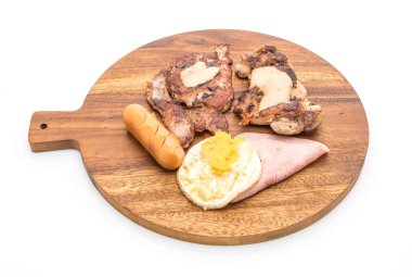 ahşap plaka üzerinde ızgara biftek mix