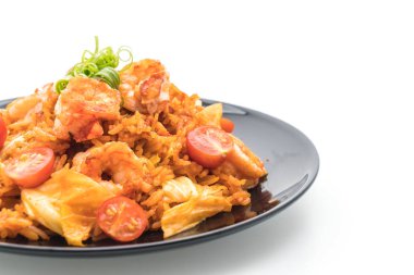 Kore baharatlı sos ve karides kızarmış pilav