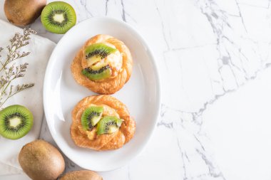 kivi tart plaka üzerinde