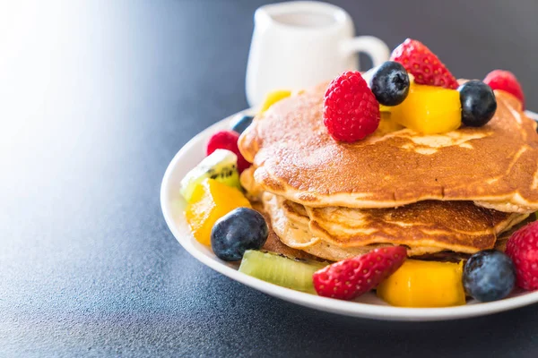 Crêpe aux fruits mélangés — Photo