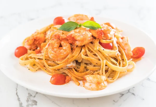 Spagetti karides, domates, fesleğen ve peynir ile 