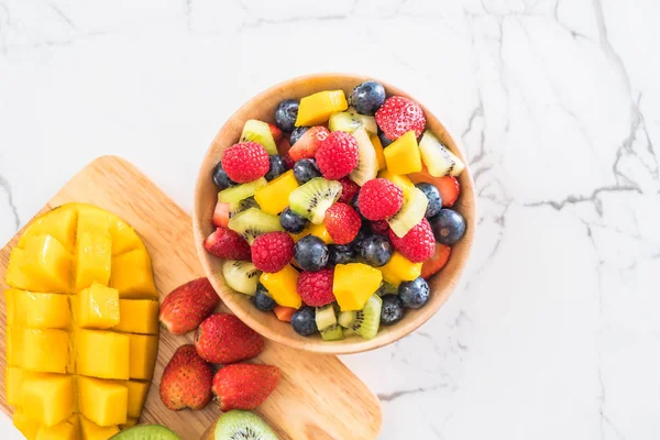 karışık taze meyve (çilek, ahududu, yaban mersini, kivi, mang