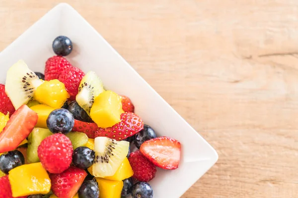 karışık taze meyve (çilek, ahududu, yaban mersini, kivi, mang