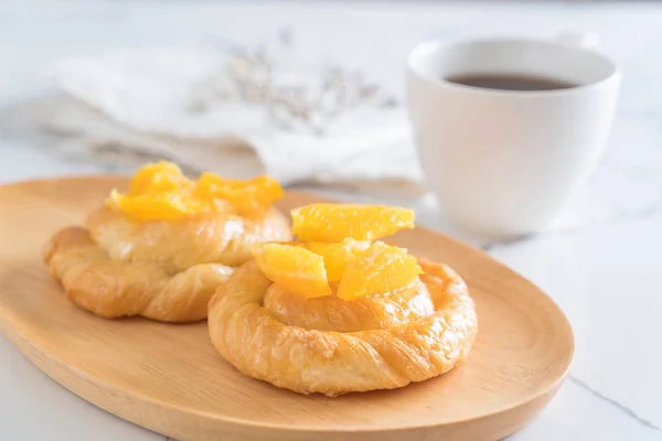 Torta de laranja no prato — Fotografia de Stock