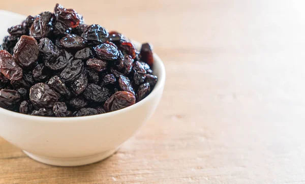 kabın içinde siyah kuru üzüm