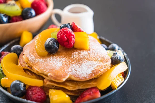 Panqueque con frutas de mezcla —  Fotos de Stock