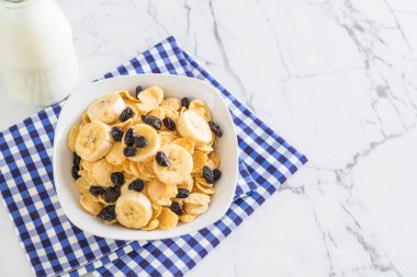 muz, Kuru üzüm ve süt ile tahıl 