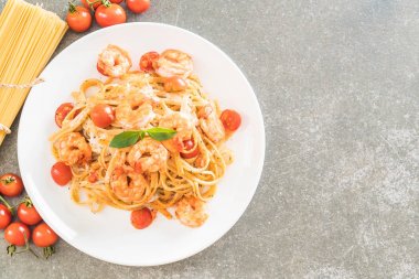 Spagetti karides, domates, fesleğen ve peynir ile 