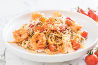 Spagetti karides, domates, fesleğen ve peynir ile 