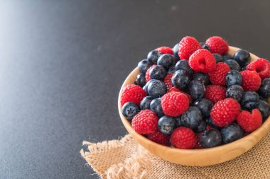 taze yaban mersini ve rasberry 