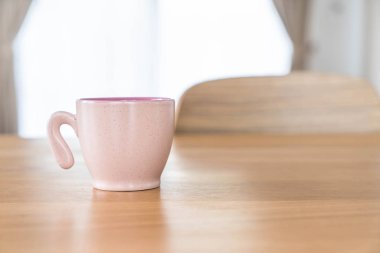 Kahve fincanı masada.