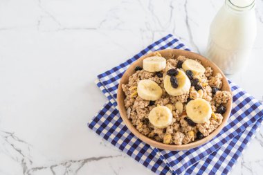 Granola muz, Kuru üzüm ve süt ile 