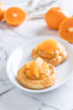 Turuncu plaka üzerinde tart