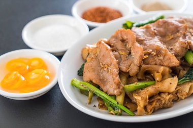 soya sosu ve domuz kızarmış noodle 