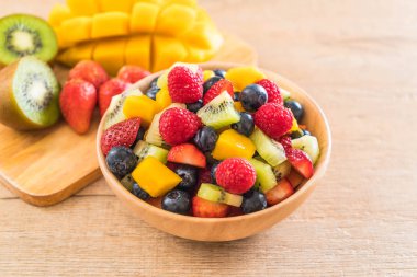 karışık taze meyve (çilek, ahududu, yaban mersini, kivi, mang