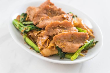 soya sosu ve domuz kızarmış noodle 