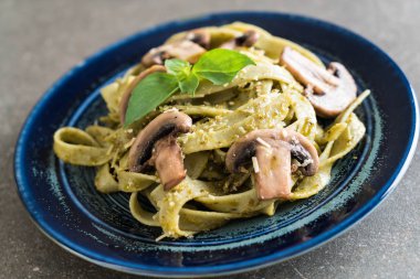 Mantarlı ıspanak fettuccine
