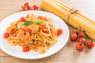 Spagetti karides, domates, fesleğen ve peynir ile 