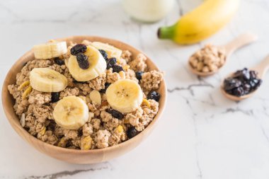 Granola muz, Kuru üzüm ve süt ile 