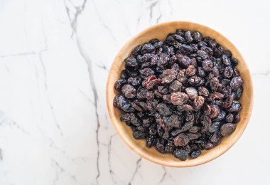 kabın içinde siyah kuru üzüm