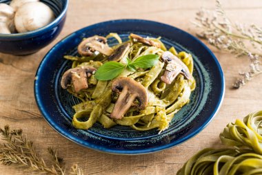 Mantarlı ıspanak fettuccine