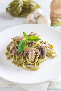 Mantarlı ıspanak fettuccine