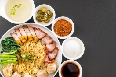 Yumurta noodle kırmızı kızarmış domuz, gevrek domuz eti, köfte ve çorba ile 