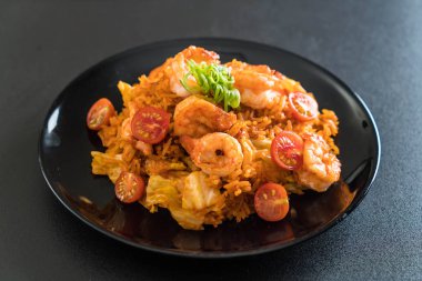 Kore baharatlı sos ve karides kızarmış pilav