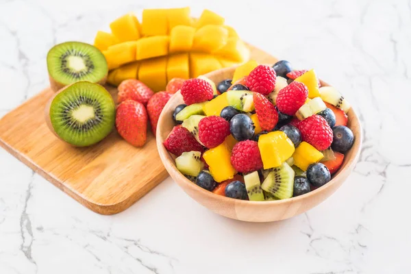 Gemischte frische Früchte (Erdbeere, Himbeere, Blaubeere, Kiwi, Mango — Stockfoto