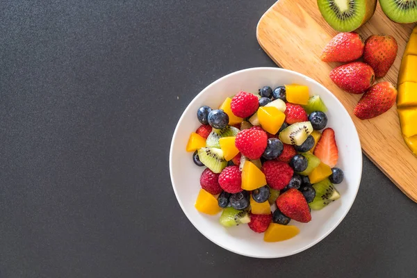 karışık taze meyve (çilek, ahududu, yaban mersini, kivi, mang