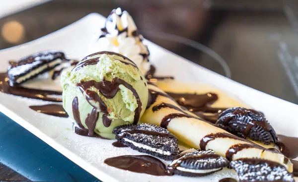 dondurma ve çırpılmış kremalı krep