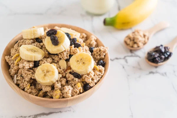 Granola muz, Kuru üzüm ve süt ile 