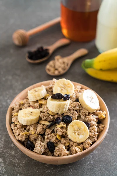 Granola muz, Kuru üzüm ve süt ile 