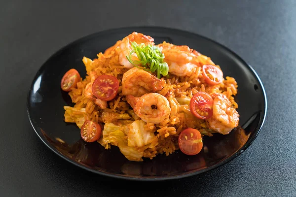 Kore baharatlı sos ve karides kızarmış pilav