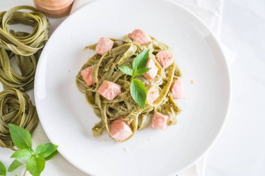 ıspanak fettuccine somon ile