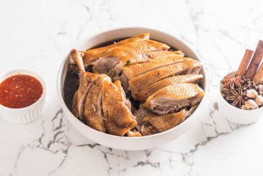 pot demlenmiş Ördek sosu ve ingradients ile