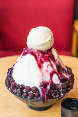 buz tıraş yaban mersini ve vanilyalı dondurma ile