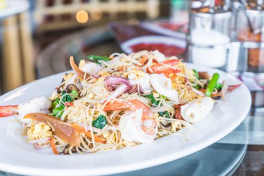 Deniz ürünleri ile tavada kızartılmış erişte