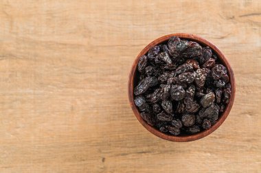 kabın içinde siyah kuru üzüm