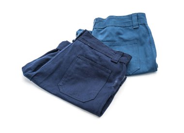 beyaz üzerine kısa pantolon