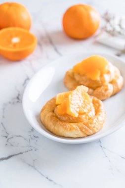 Turuncu plaka üzerinde tart