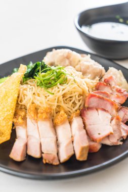 Yumurta noodle kırmızı kızarmış domuz, gevrek domuz eti, köfte ve çorba ile 