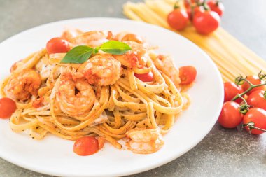 Spagetti karides, domates, fesleğen ve peynir ile 