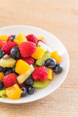 karışık taze meyve (çilek, ahududu, yaban mersini, kivi, mang