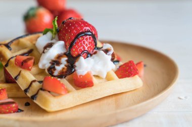 ahşap üzerine çilek ile waffle