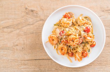 Spagetti karides, domates, fesleğen ve peynir ile 