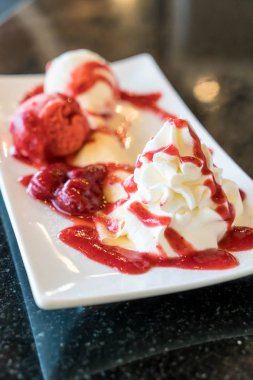 dondurma ve çırpılmış kremalı krep